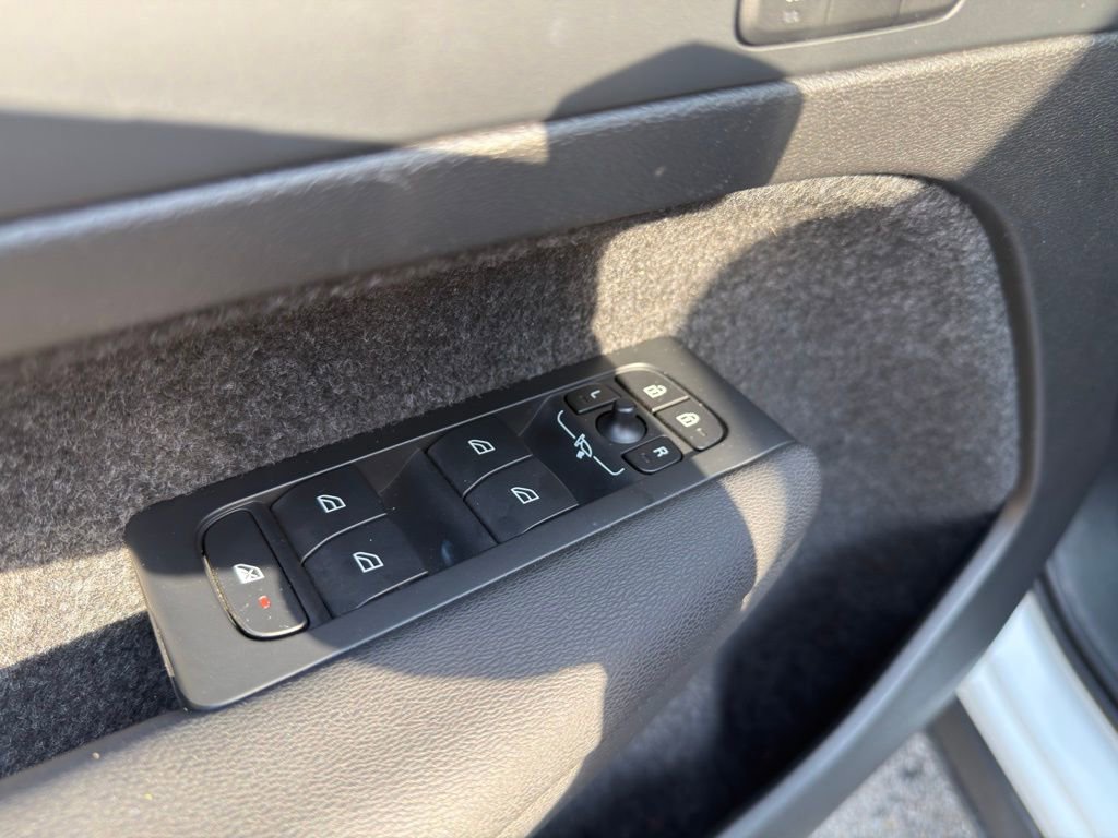 Used 2023 Volvo XC40 B5 Core w/ Convenience Package image 12