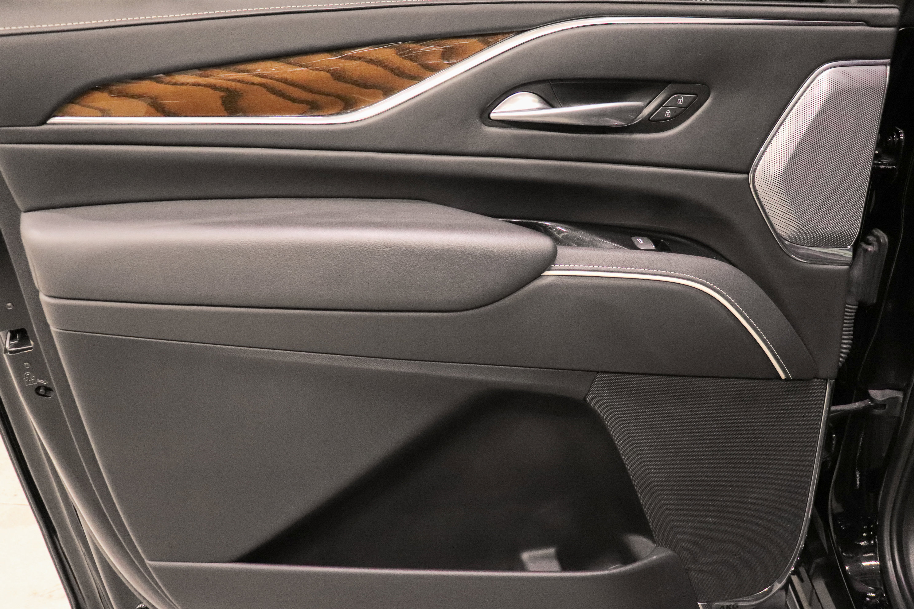 Used 2023 Cadillac Escalade ESV Sport Platinum w/ LPO, ONYX Package image 17