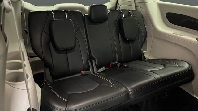 Used 2024 Chrysler Pacifica Touring-L FWD image 25