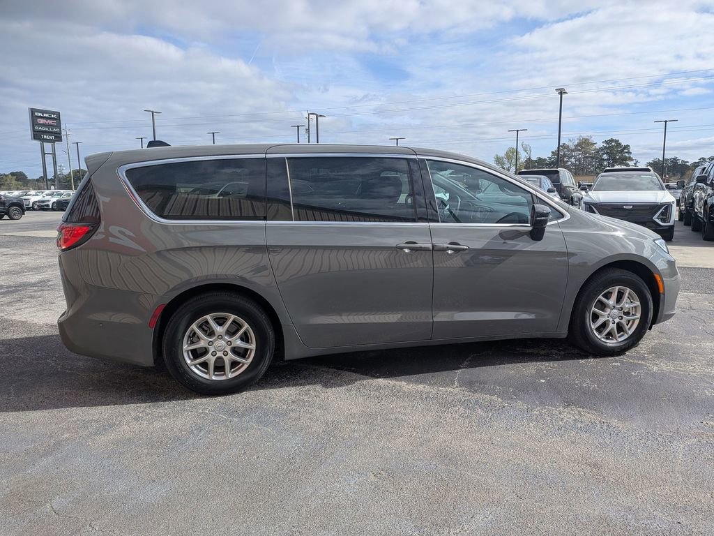 Used 2025 Chrysler Pacifica Select image 6