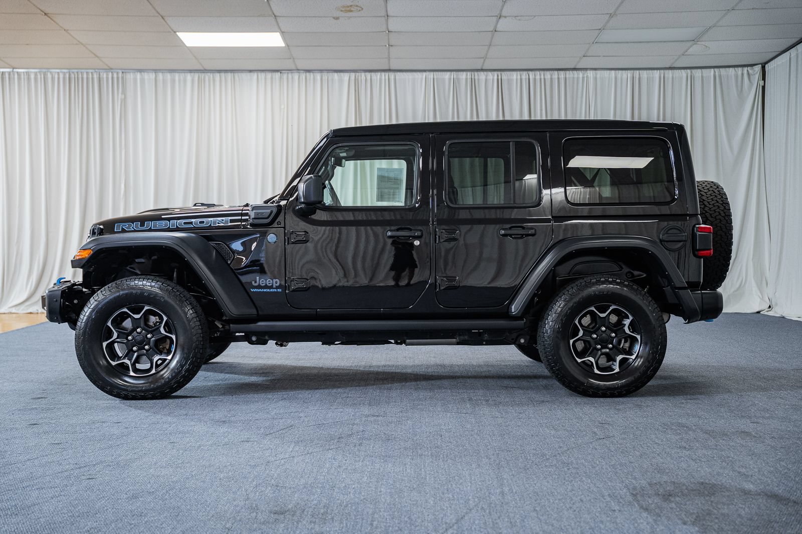 Used 2023 Jeep Wrangler Unlimited Rubicon 4xe w/ Steel Bumper Group AWD/4WD image 4