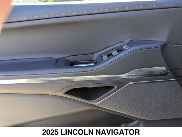 Used 2025 Lincoln Navigator Reserve w/ Jet Appearance Package image 10
