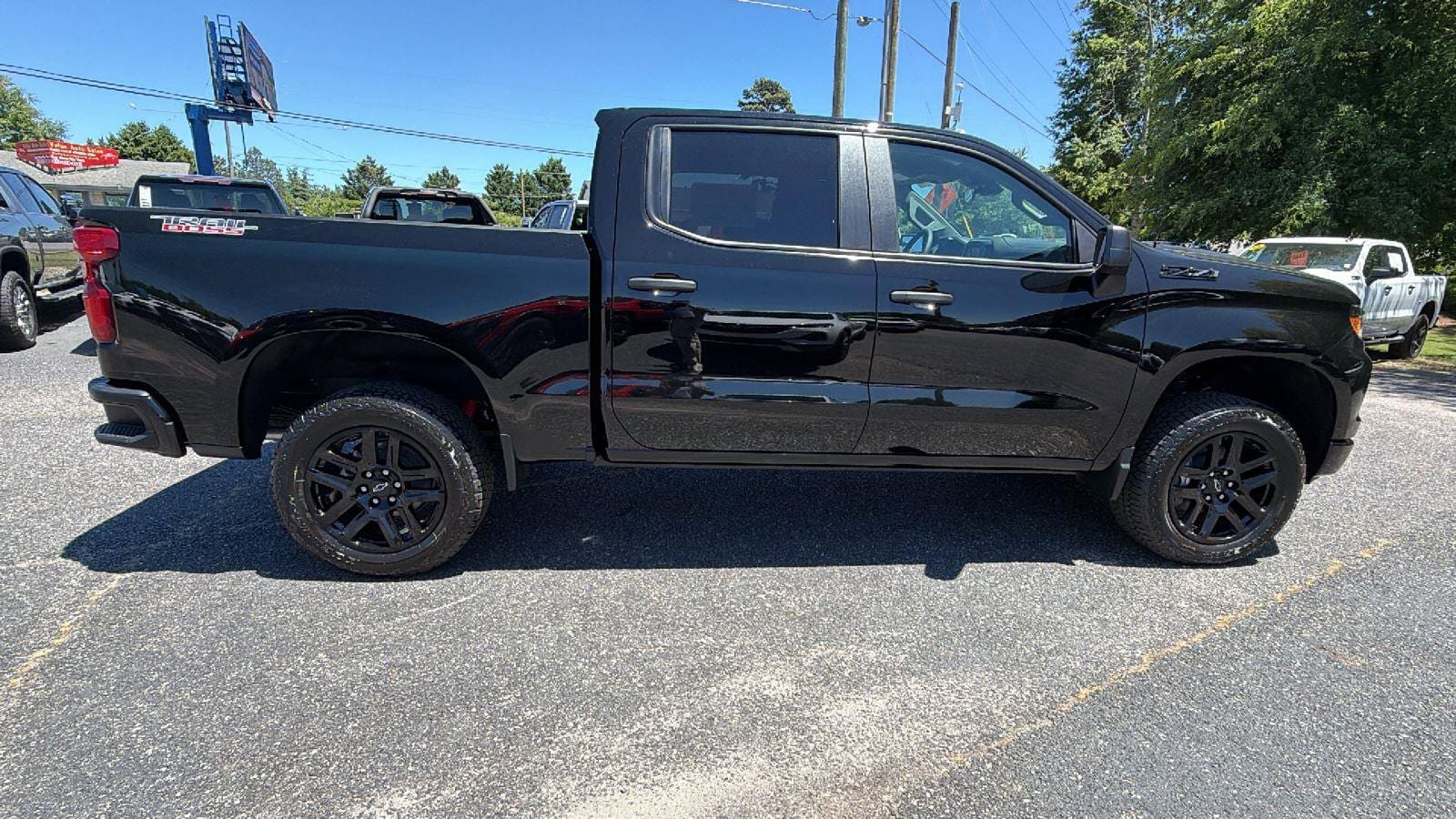 New 2026 Chevrolet Silverado 1500 Custom Trail Boss w/ LPO, Dark Essentials Package AWD/4WD image 4