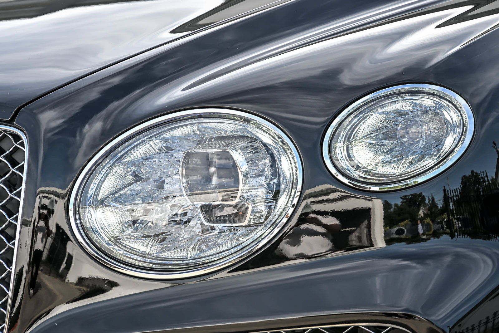 Certified 2023 Bentley Bentayga Plug-In Hybrid AWD/4WD image 7