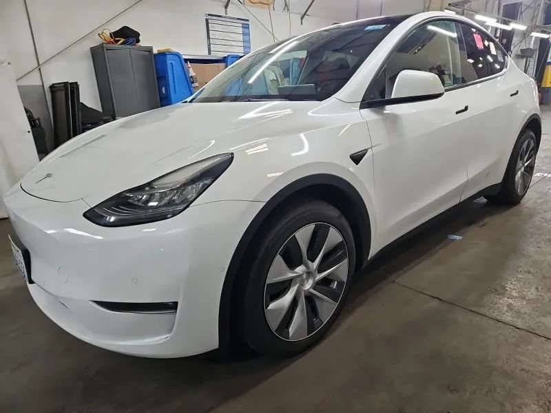 Used 2022 Tesla Model Y Long Range AWD/4WD image 1