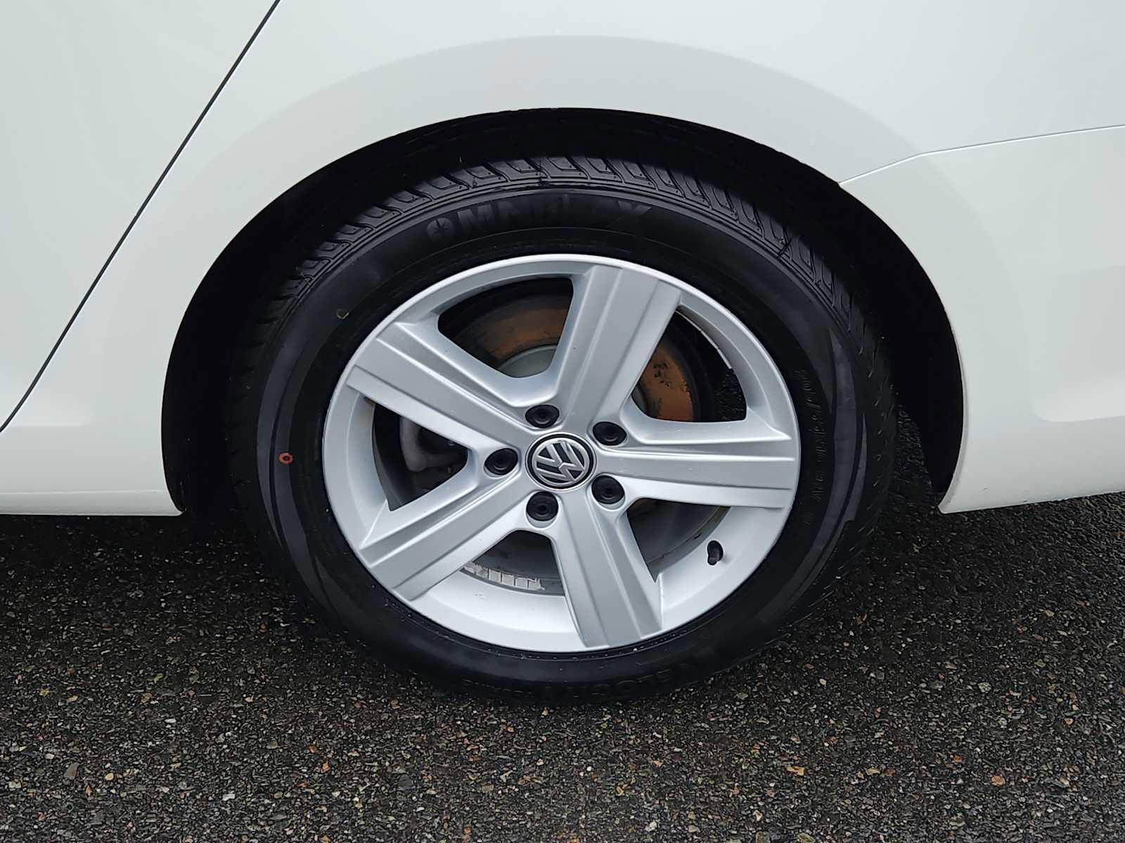 Used 2018 Volkswagen Golf SE image 8