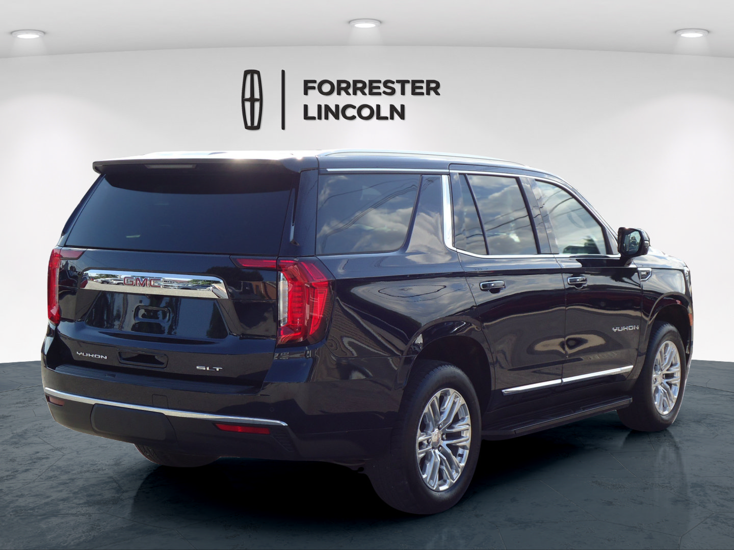 Used 2023 GMC Yukon SLT w/ SLT Luxury Package AWD/4WD image 3