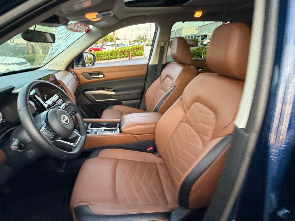Used 2024 Nissan Pathfinder Platinum FWD image 9
