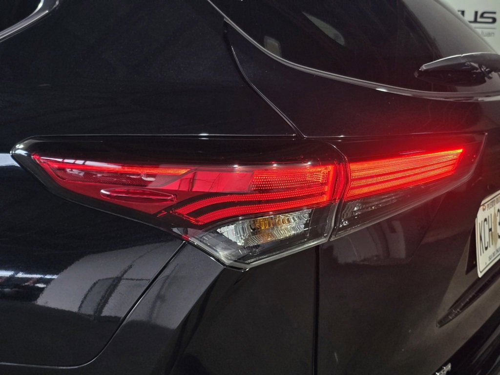 Used 2023 Toyota Highlander Bronze Edition image 10