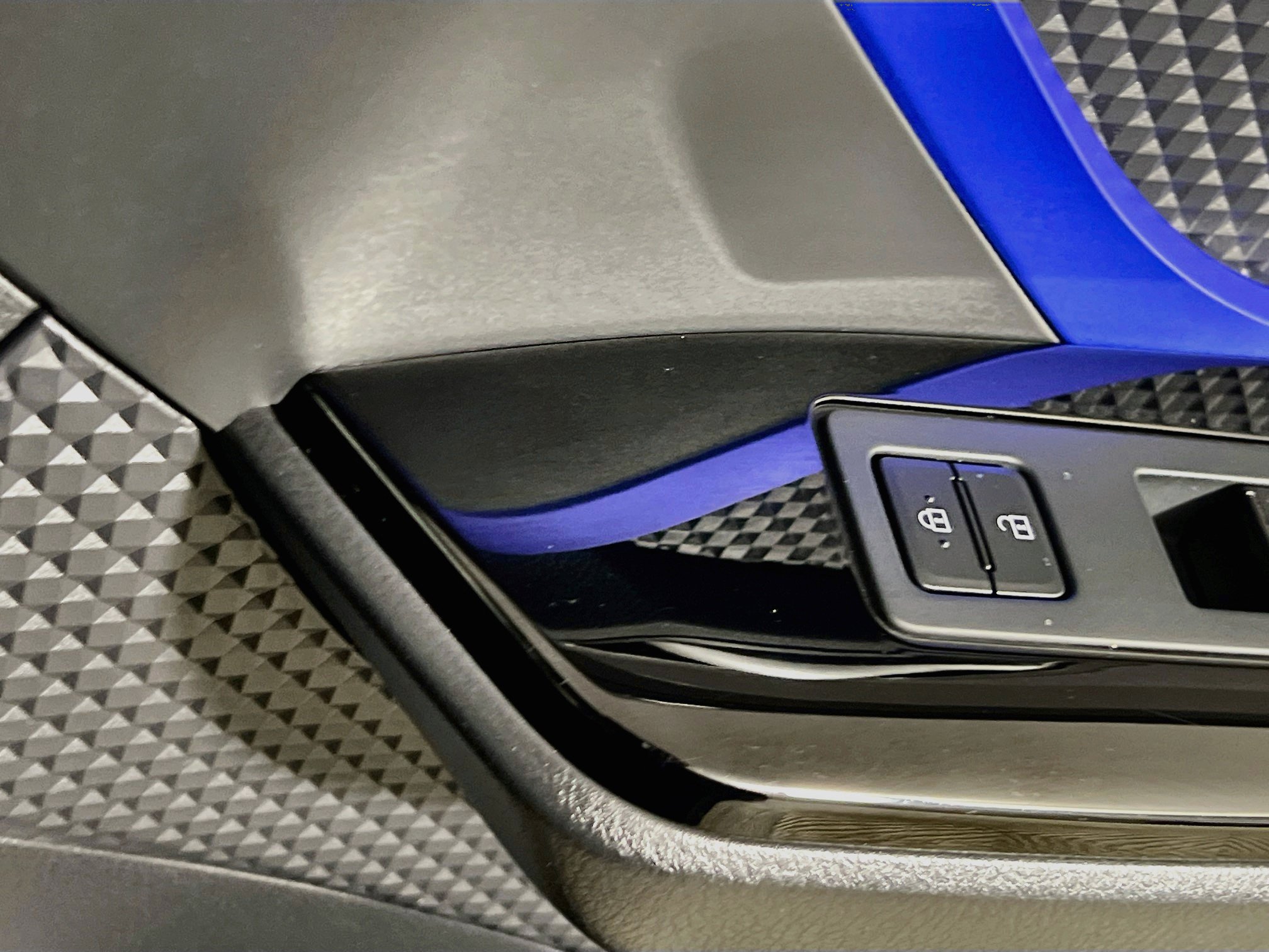 Used 2020 Toyota C-HR XLE FWD image 32