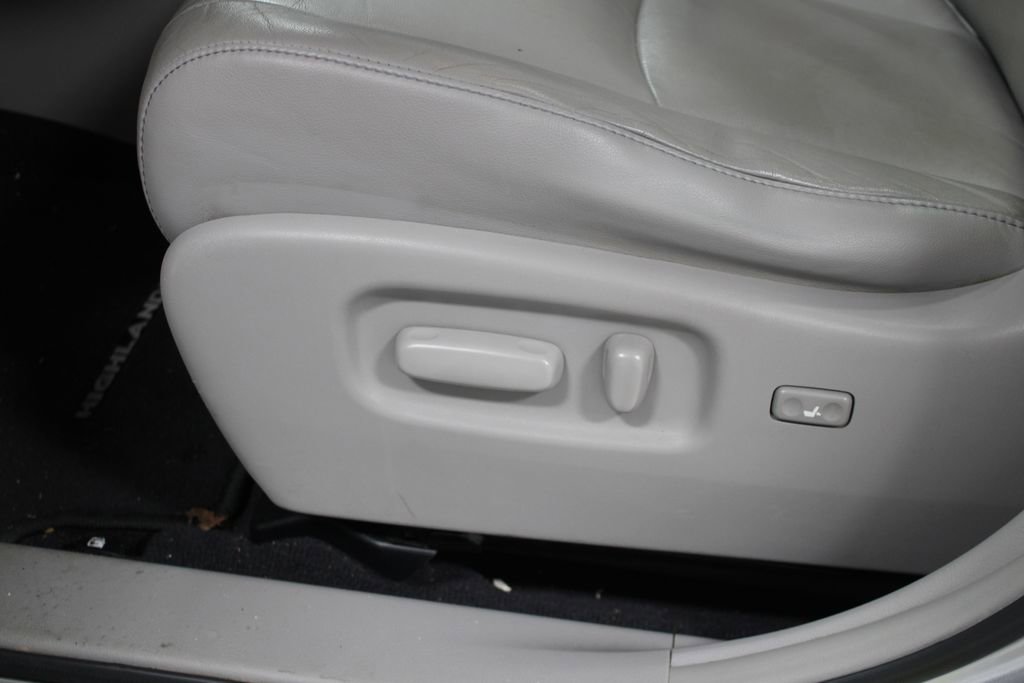 Used 2012 Toyota Highlander SE image 16