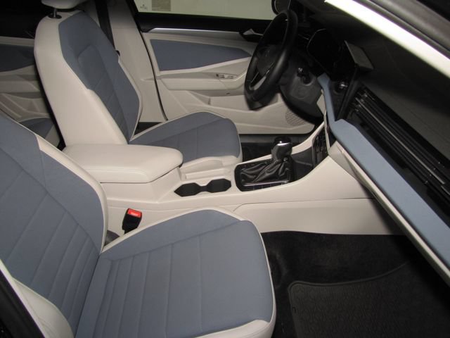 Used 2025 Volkswagen Jetta SE FWD image 20