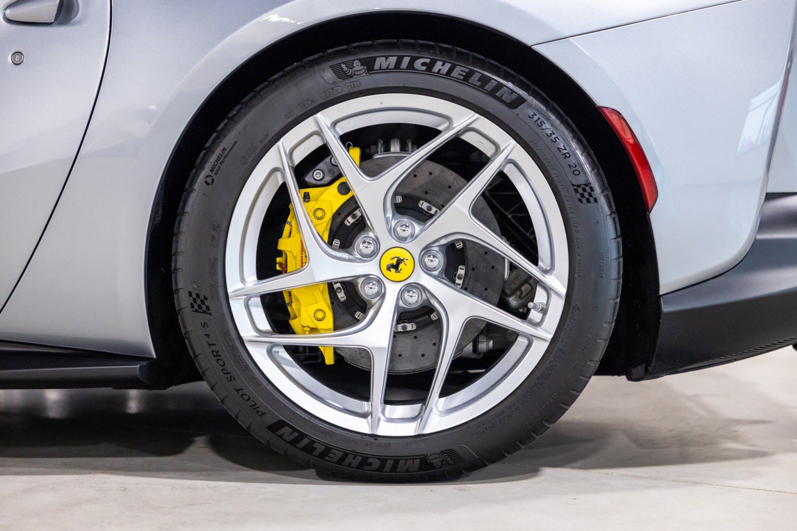 Used 2019 Ferrari 812 Superfast RWD image 16