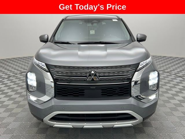 Used 2024 Mitsubishi Outlander SE image 2