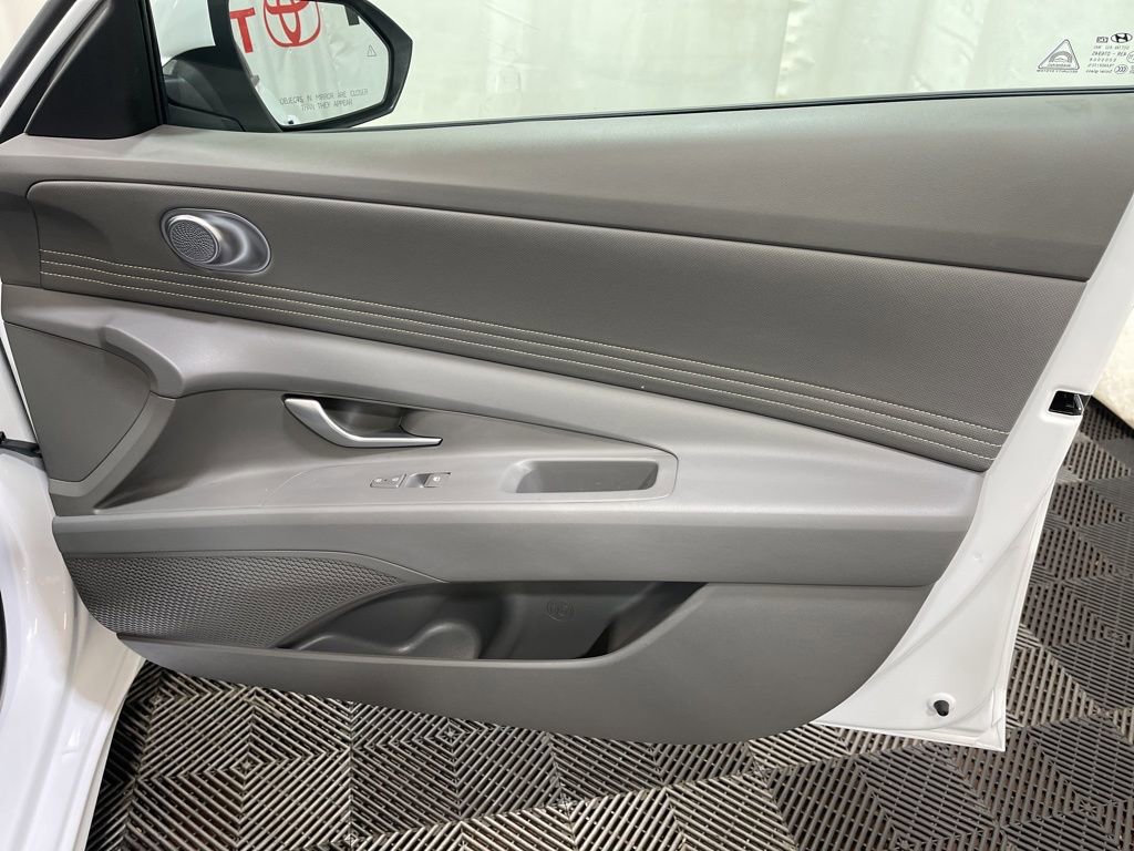 Used 2025 Hyundai Elantra SEL image 11