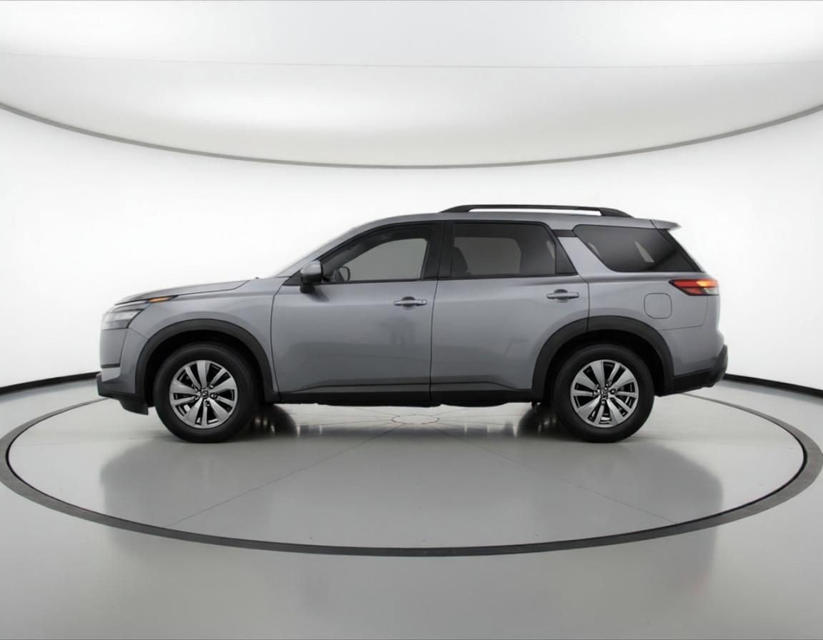Used 2025 Nissan Pathfinder SV image 3