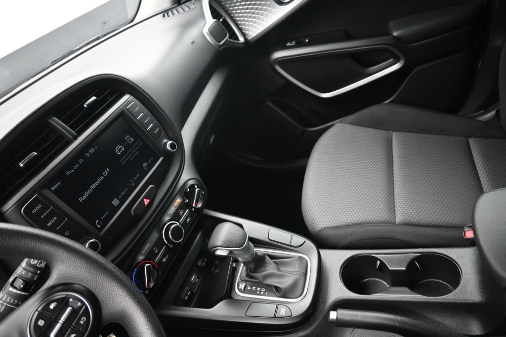 Used 2025 Kia Soul LX w/ LX Technology Package FWD image 17