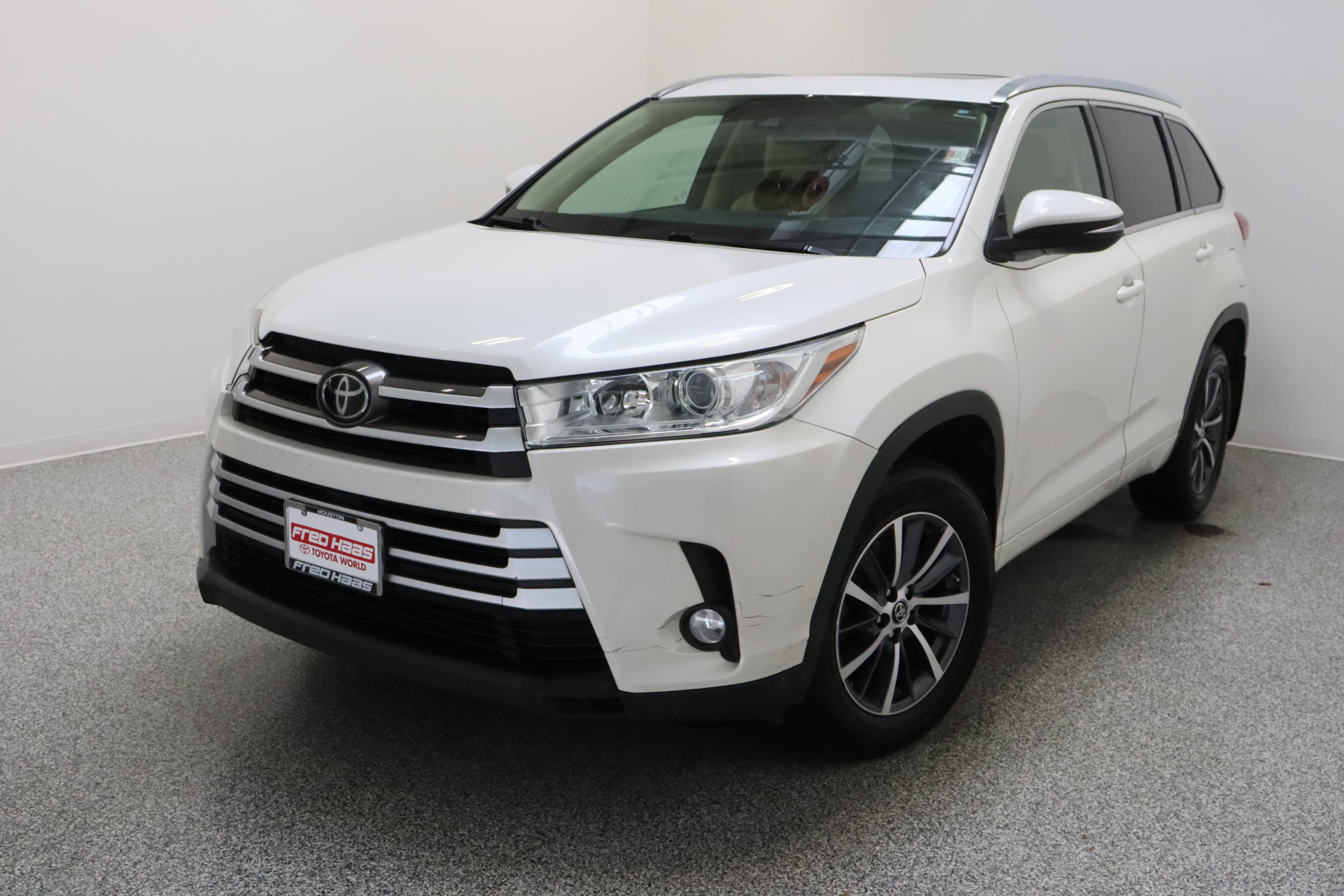 Used 2017 Toyota Highlander XLE AWD/4WD image 2