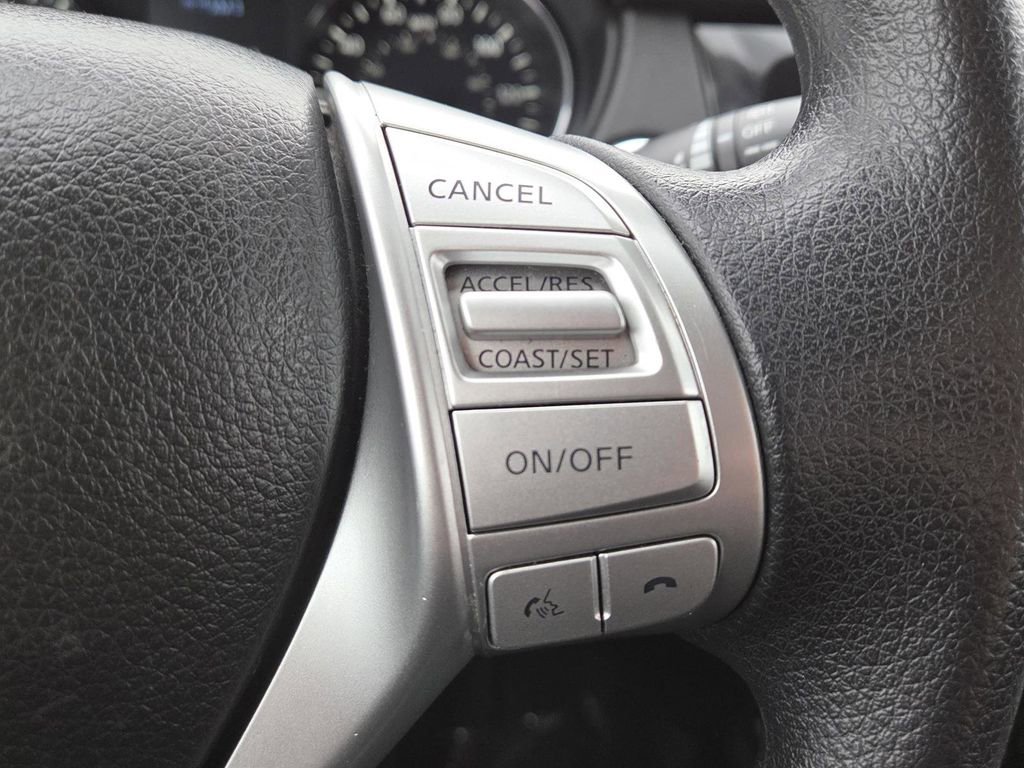 Used 2016 Nissan Rogue SV image 5