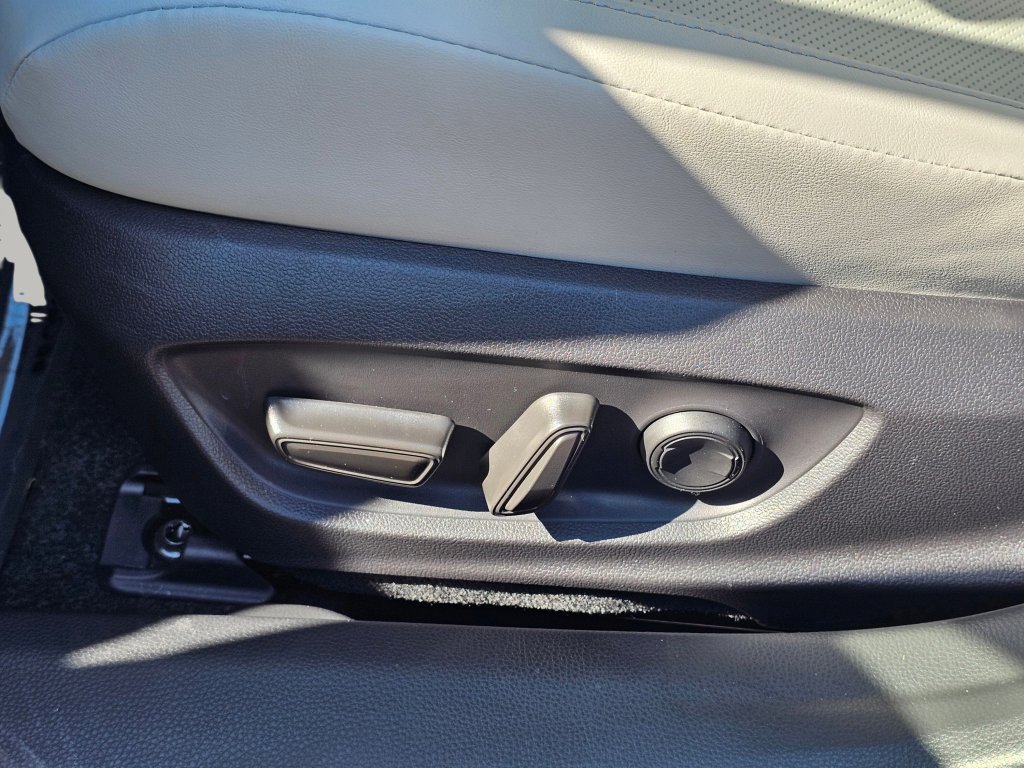 Used 2025 Toyota Prius XLE image 30