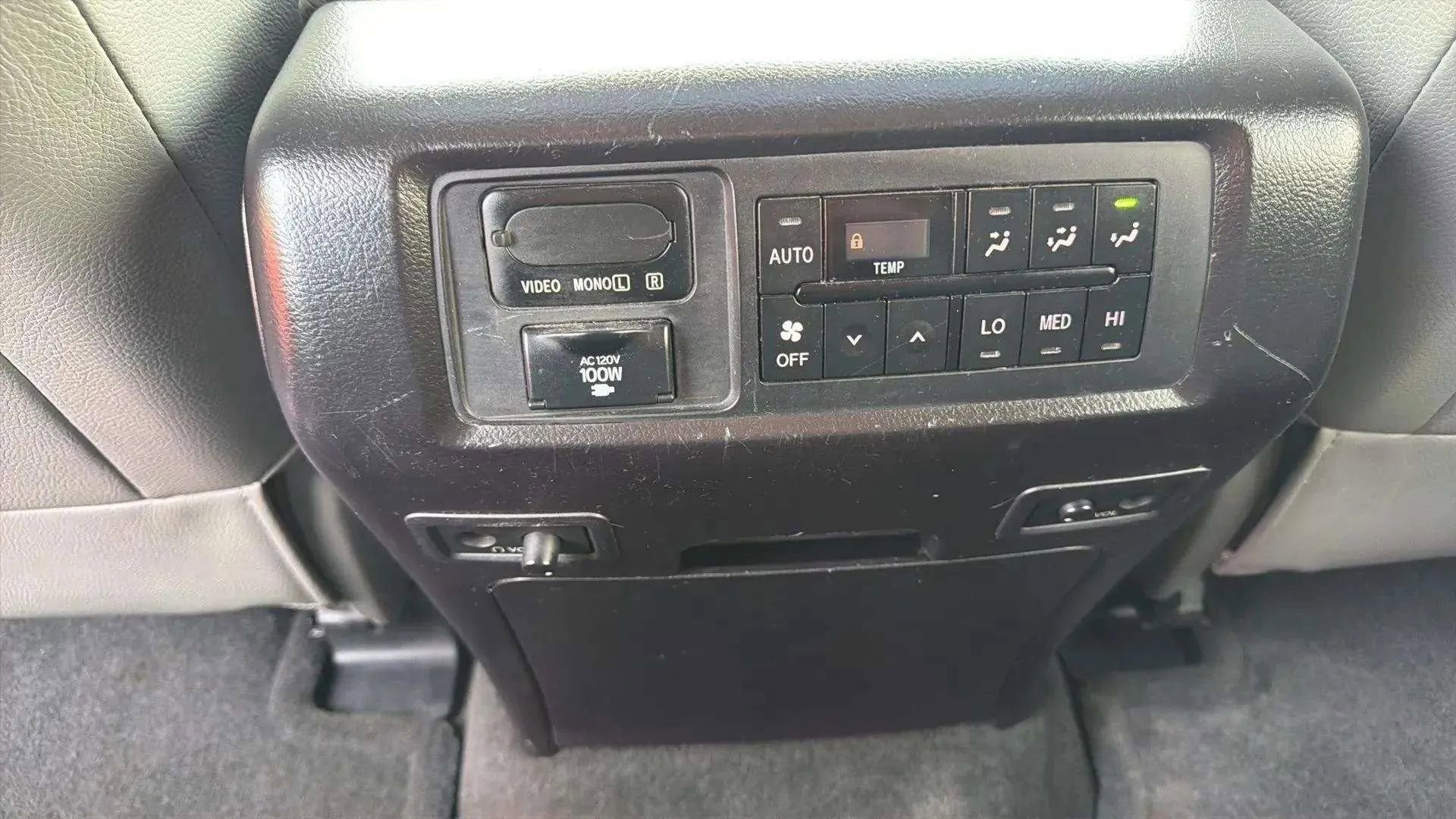 Used 2016 Toyota Sequoia Platinum image 25