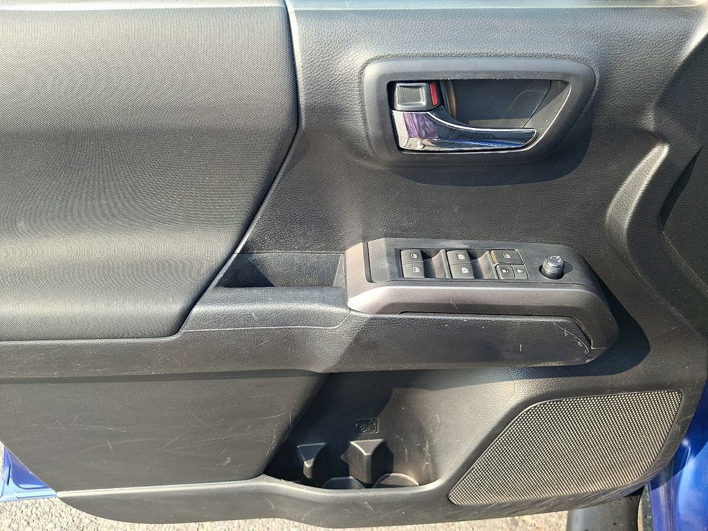 Used 2022 Toyota Tacoma TRD Off-Road AWD/4WD image 13