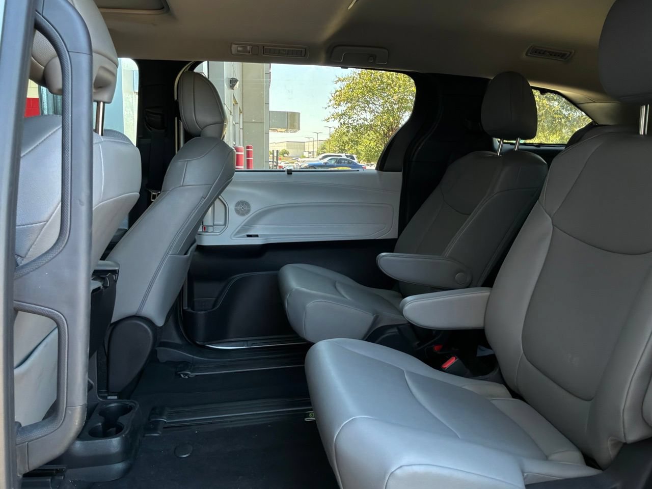 Used 2026 Toyota Sienna XLE FWD image 12