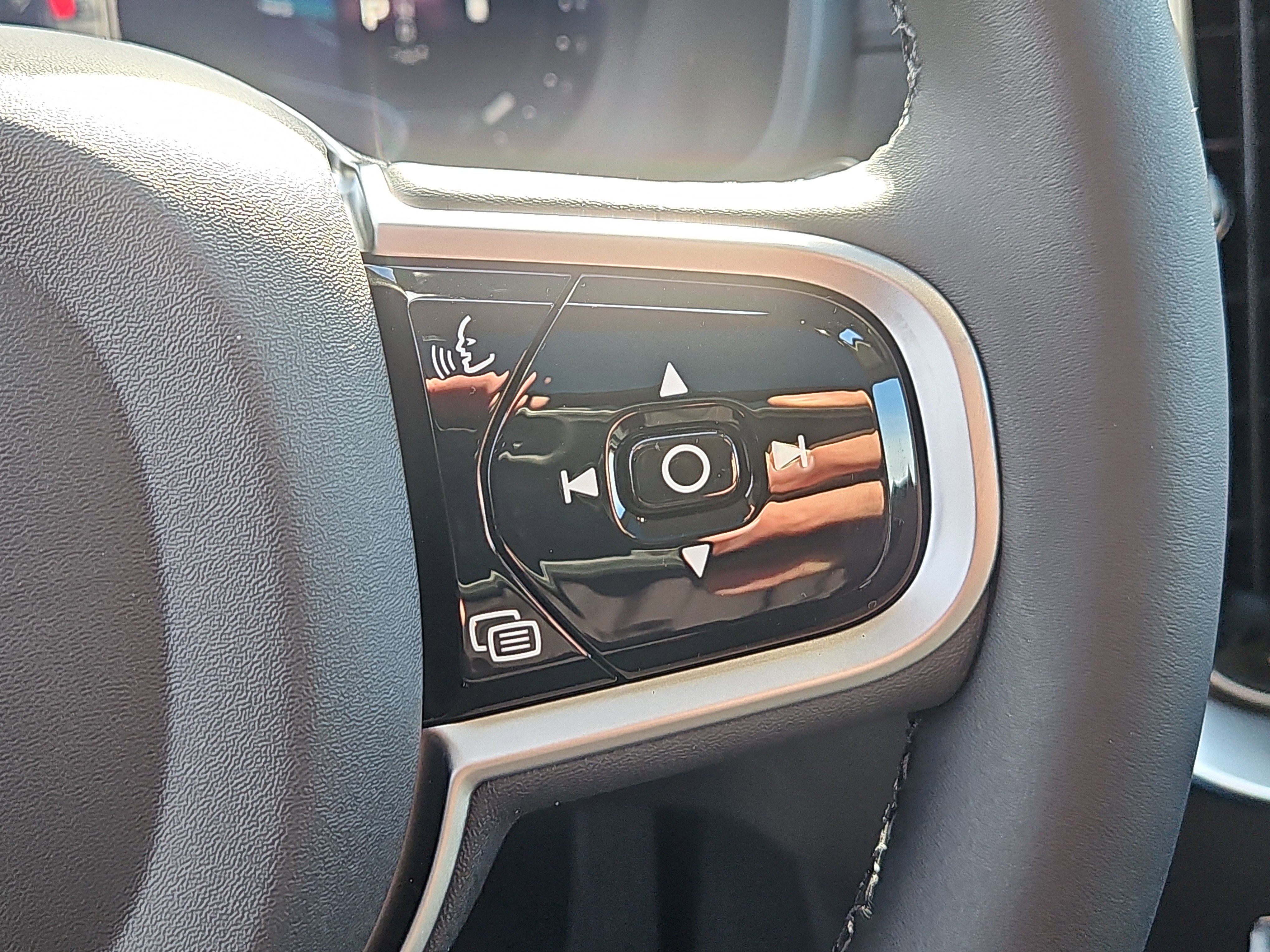 New 2026 Volvo XC90 B6 Plus w/ Protection Package Premier image 18