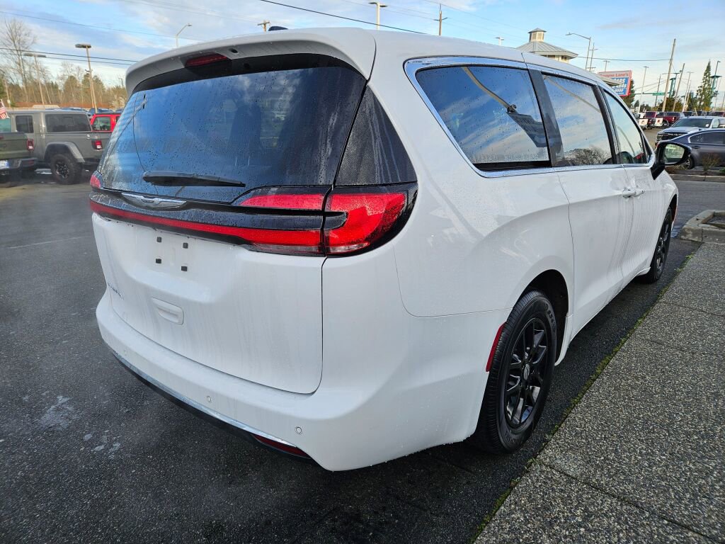 Used 2024 Chrysler Pacifica Touring-L image 5