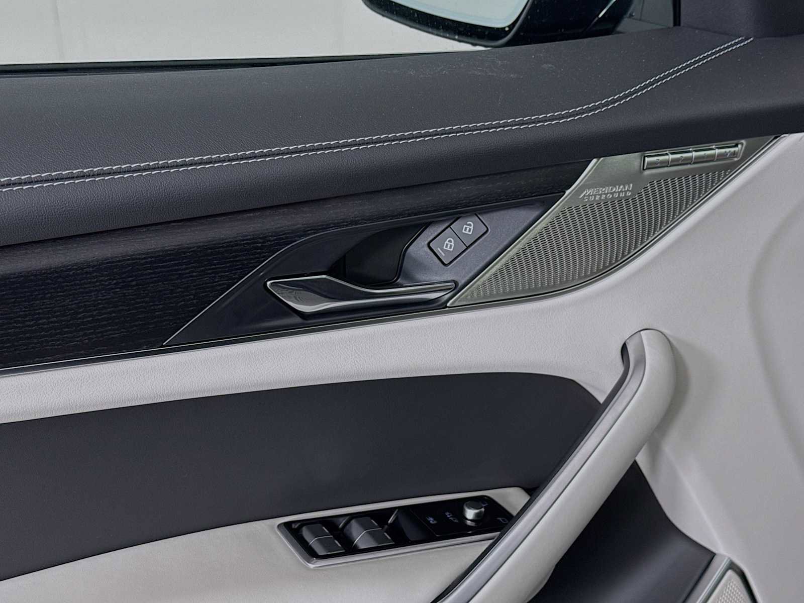 New 2025 Jaguar F-PACE R-Dynamic S AWD/4WD image 19