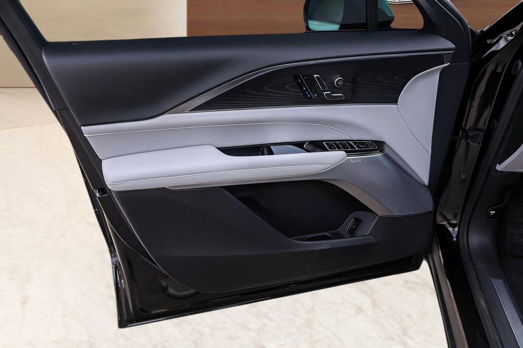 Used 2025 Cadillac Lyriq Luxury RWD image 23