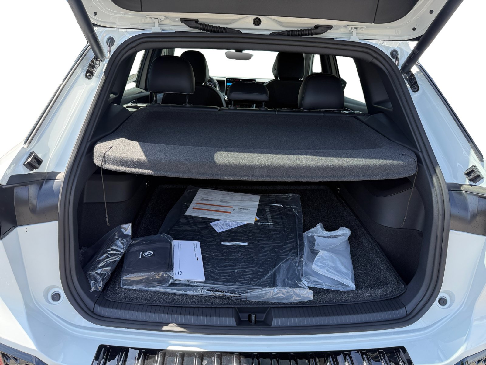 New 2026 Volkswagen Tiguan SE R-Line FWD image 17