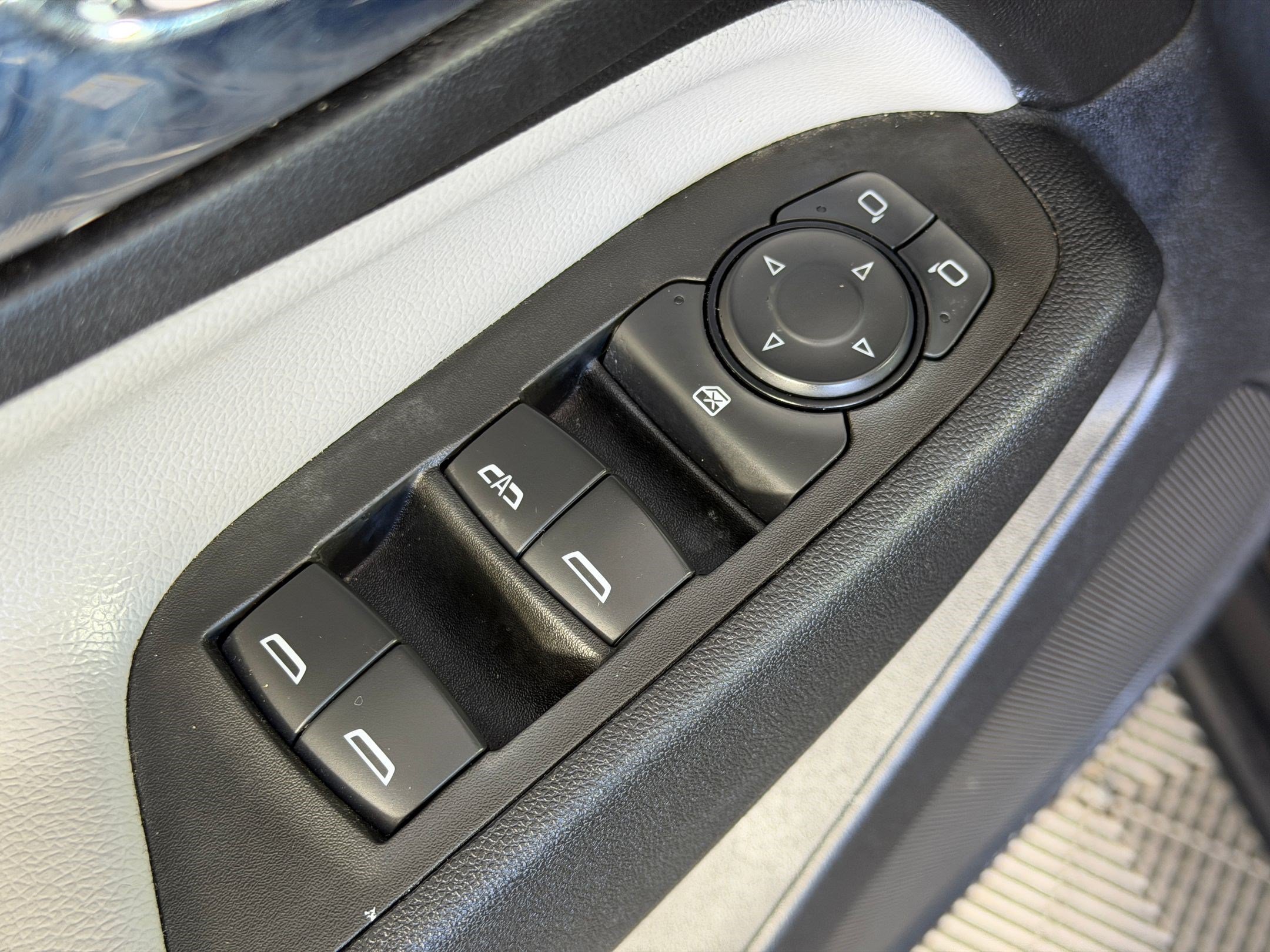 Used 2023 Chevrolet Equinox LS FWD image 12