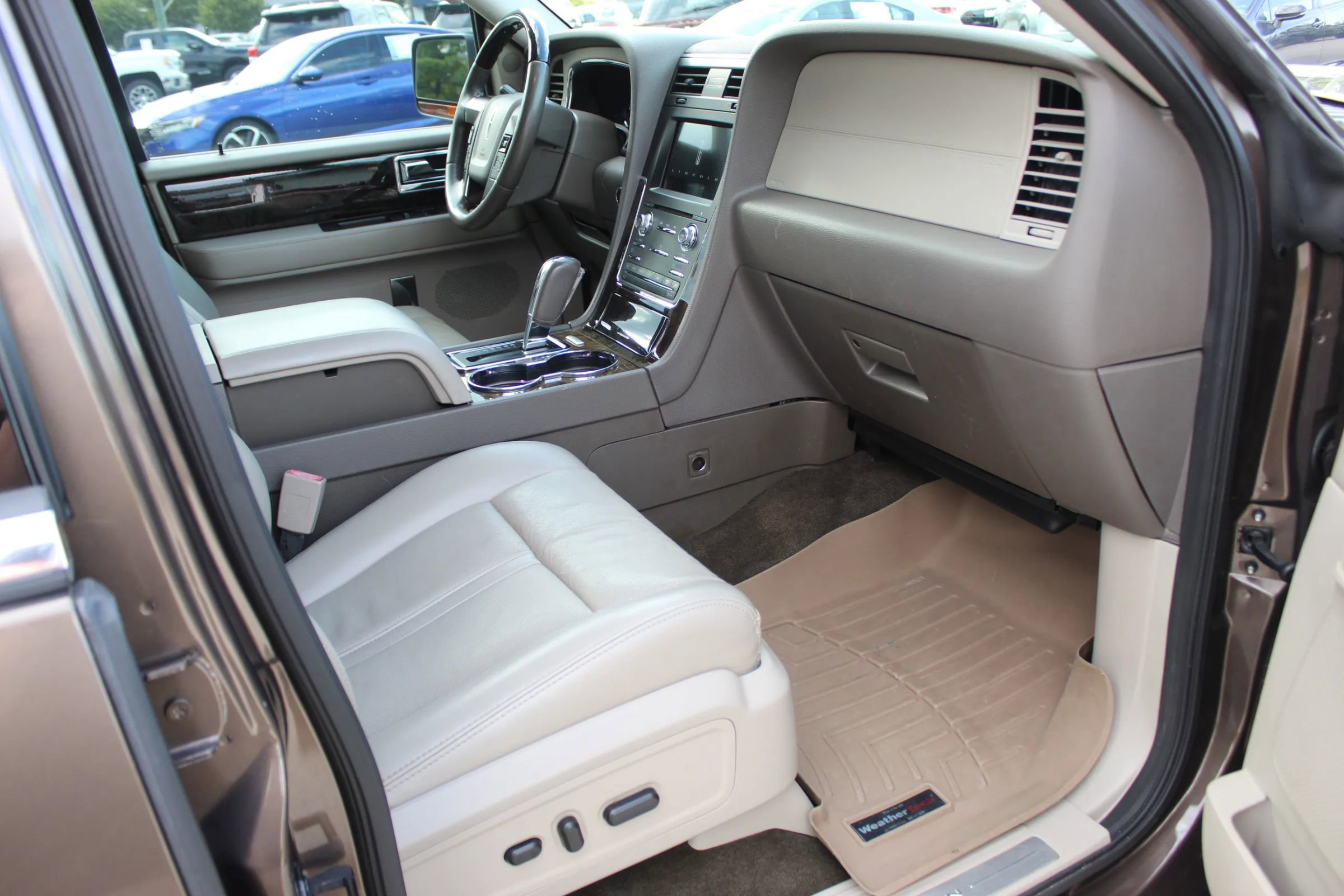 Used 2017 Lincoln Navigator L Select RWD image 29