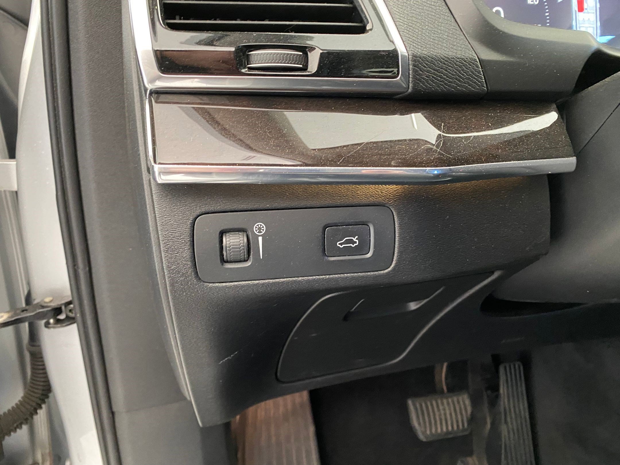 Used 2017 Volvo XC90 T6 Momentum w/ Vision Package image 19