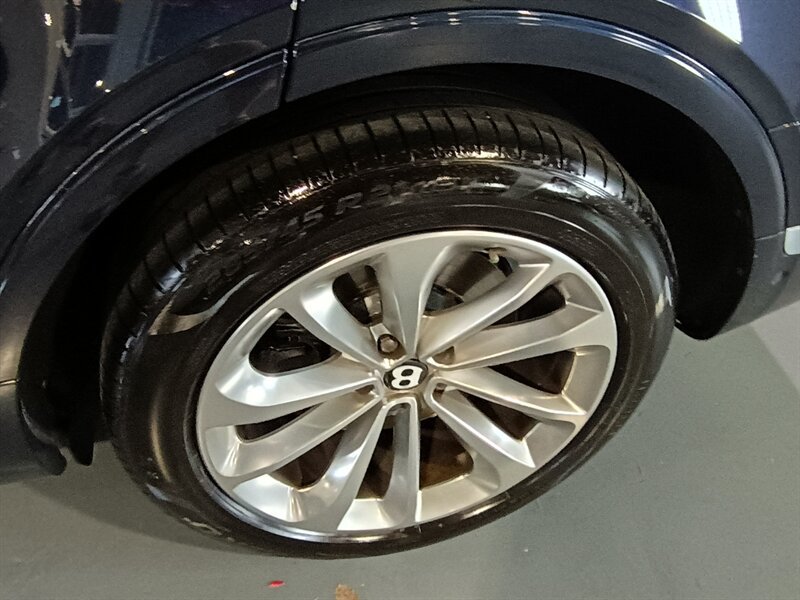 Used 2017 Bentley Bentayga AWD/4WD image 44