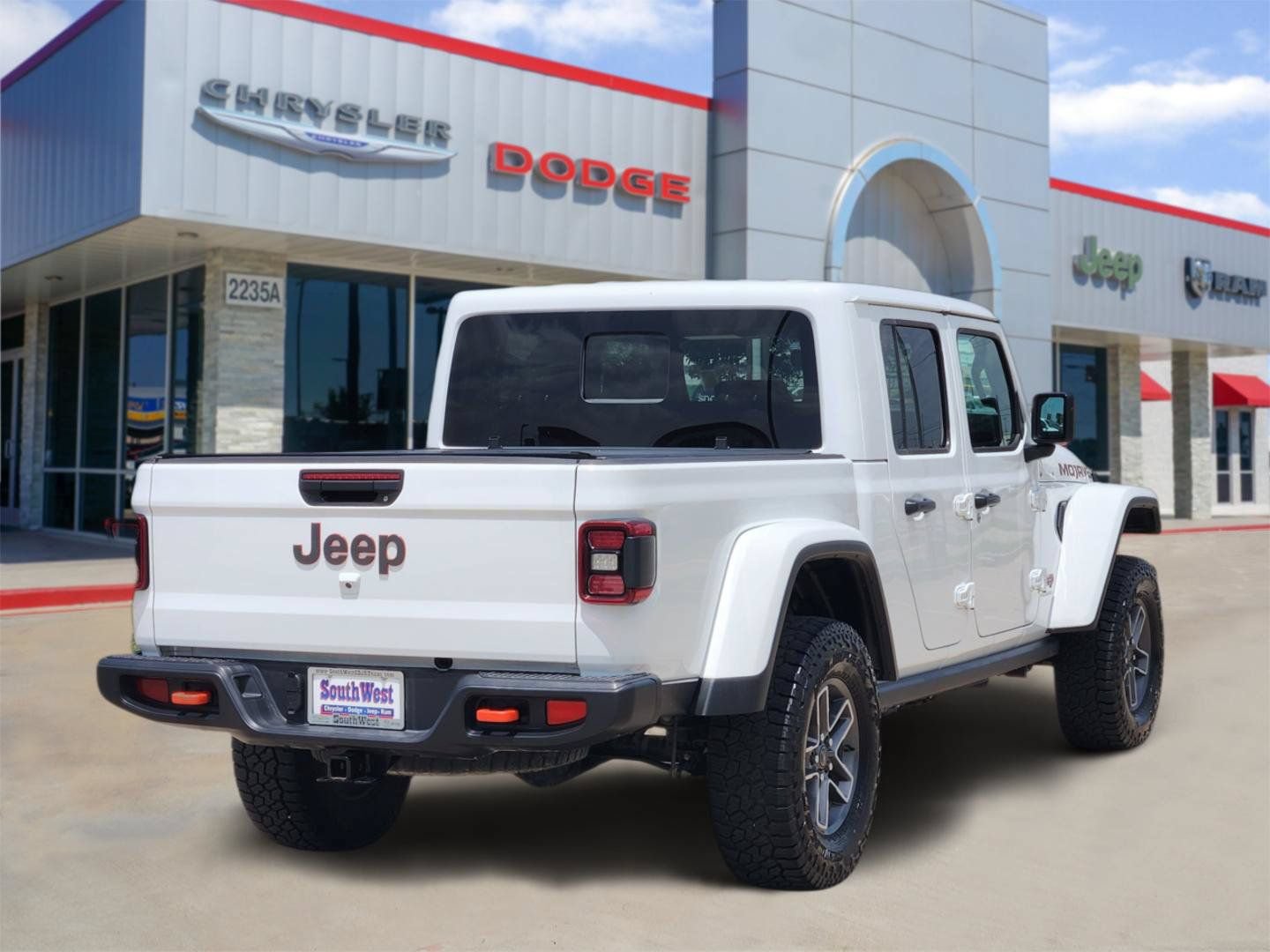 Used 2025 Jeep Gladiator Mojave w/ Convenience Group AWD/4WD image 5