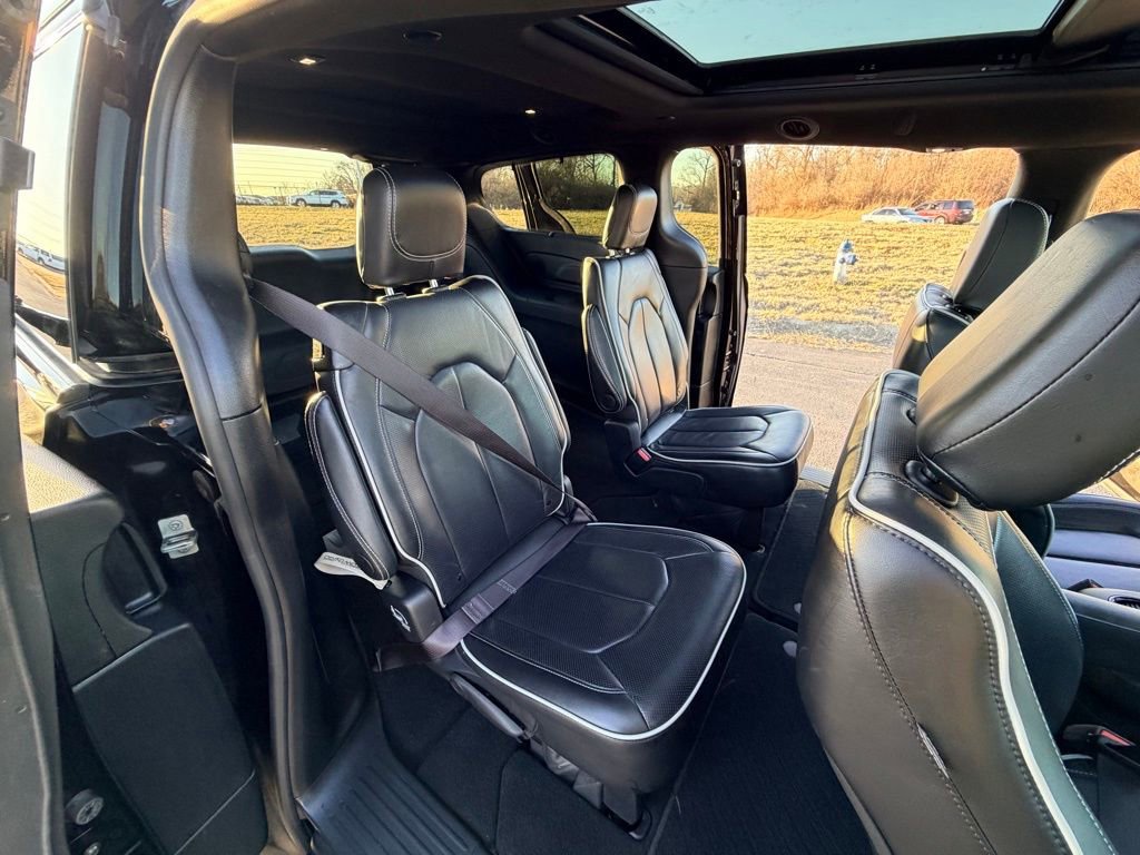 Used 2025 Chrysler Pacifica Limited image 24