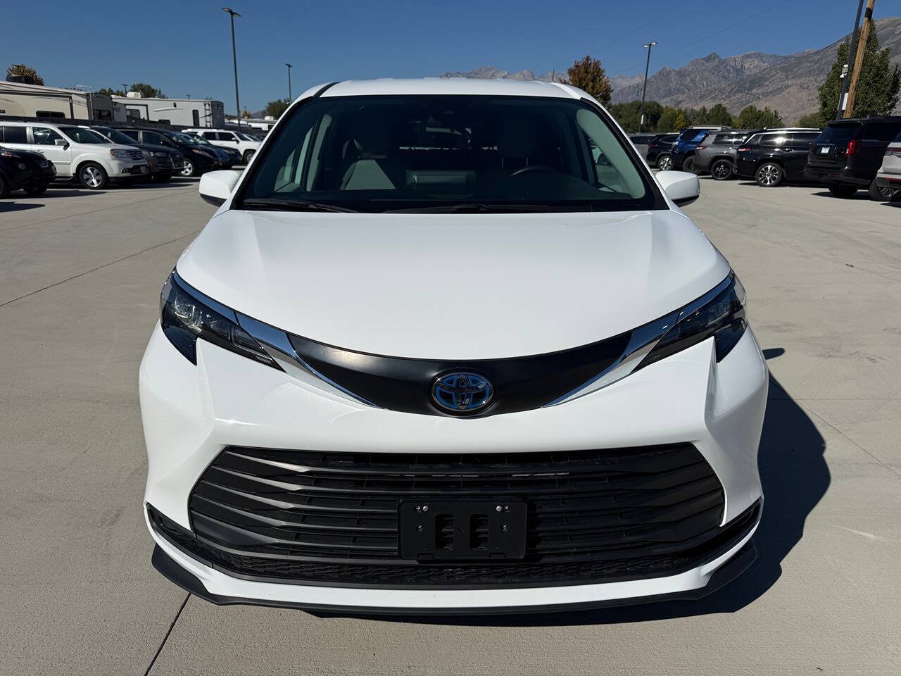 Used 2024 Toyota Sienna LE AWD/4WD image 8