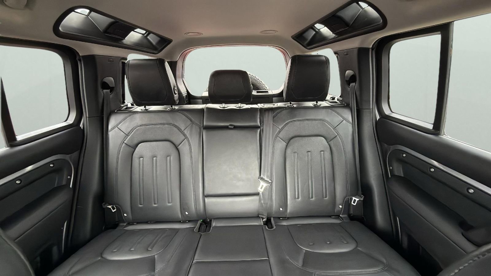 Used 2020 Land Rover Defender 110 First Edition image 25