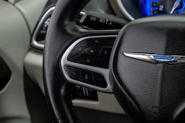 Used 2019 Chrysler Pacifica Touring-L FWD image 17