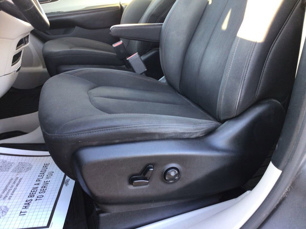 Used 2019 Chrysler Pacifica Touring image 19