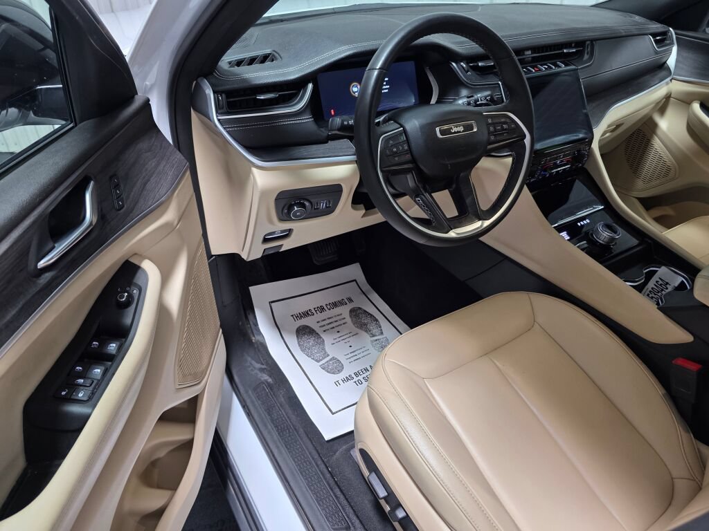 Used 2025 Jeep Grand Cherokee L Limited AWD/4WD image 6