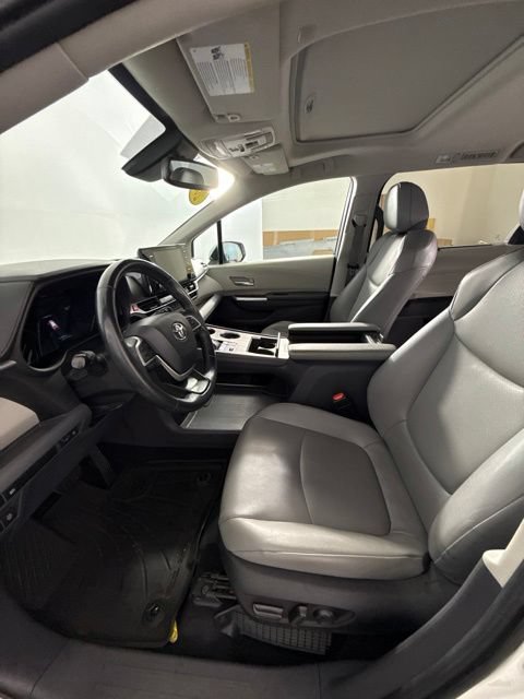 Used 2022 Toyota Sienna XLE FWD image 16