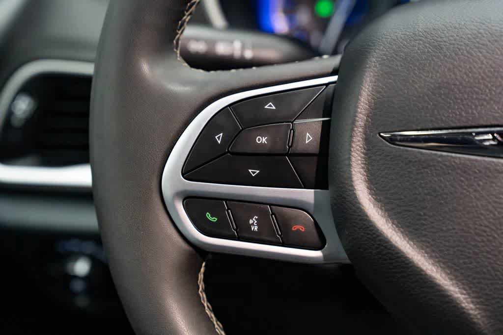Used 2025 Chrysler Pacifica Select FWD image 17