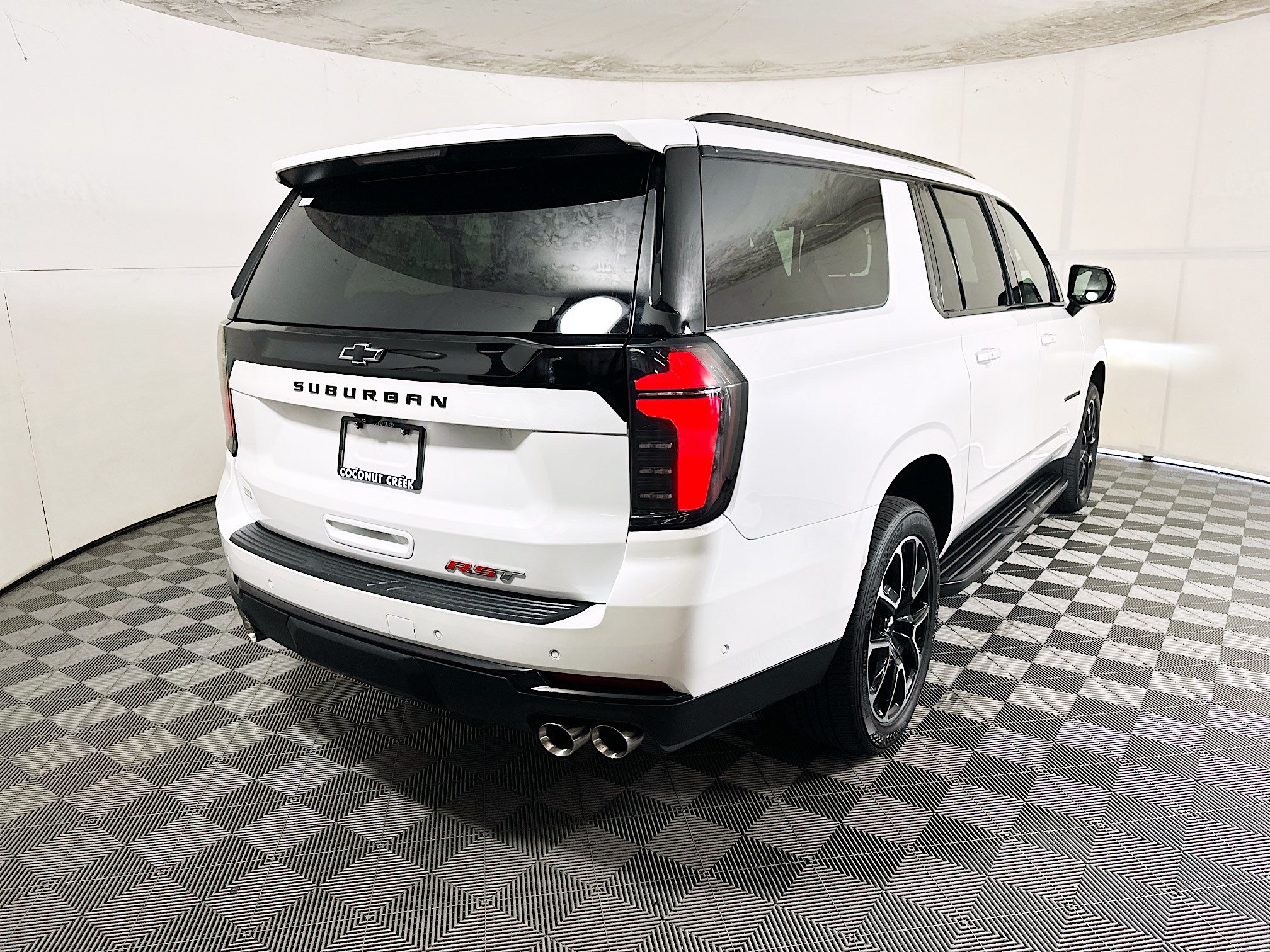 Used 2025 Chevrolet Suburban RST w/ Comfort Package RWD image 3