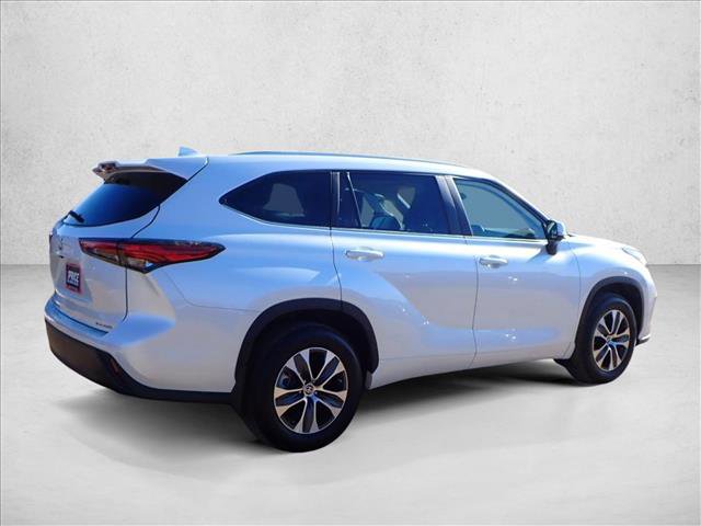 Used 2023 Toyota Highlander XLE image 4