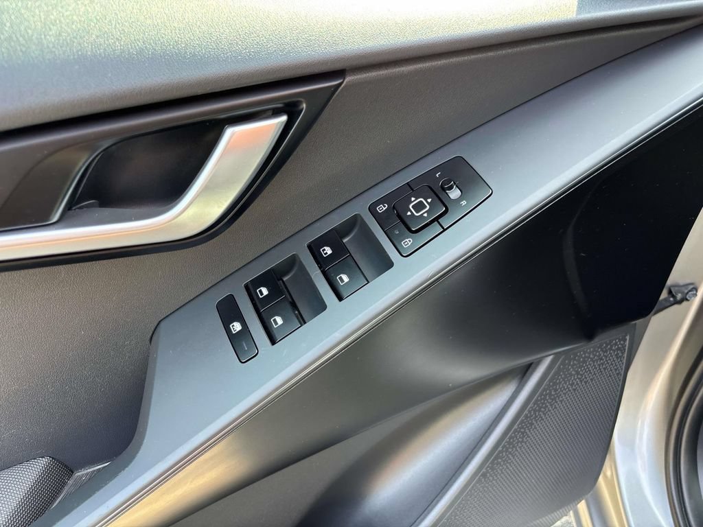 Certified 2023 Kia Niro LX FWD image 17