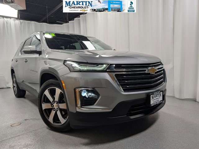 Used 2023 Chevrolet Traverse LT w/ LT Premium Package AWD/4WD image 1