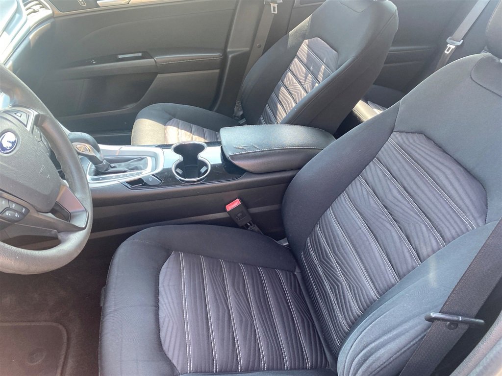 Used 2016 Ford Fusion SE FWD image 8